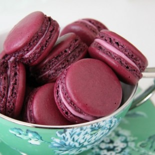 BLACKCURRANT MACAROONS