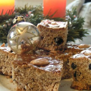 HOMEMADE GINGERBREAD WITH BLACKCURRANTS