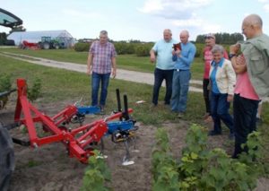 weeding machine and visitors of the Kgrozeme farm