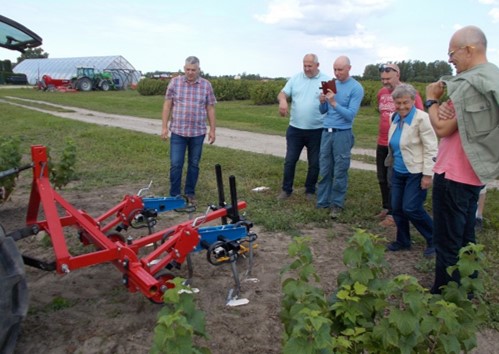 weeding machine and visitors of the Kgrozeme farm