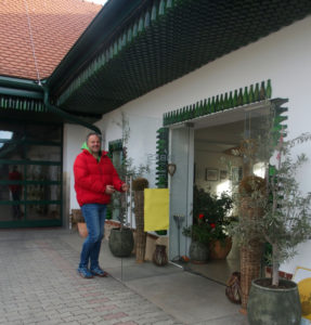 Franz Schriebl opening the door of the Ribes farm shop