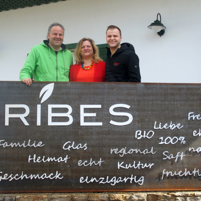 Franz, Gudrun and Bernhard Schriebl in front of their farm shop "Ribes"