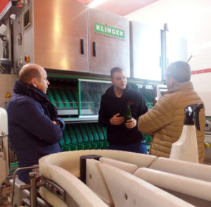 Bernhard Schriebl (Ribes) explains how the bottling works to two IBA Executive members in front of a bottling machine